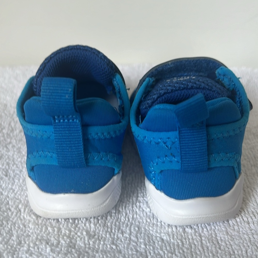 Nike Free Blue and White Infant shoes - Picture 2 of 4